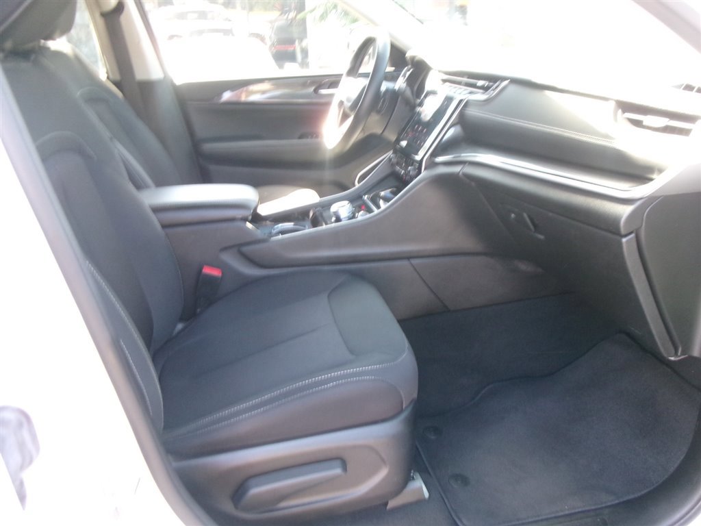 Used 2022 Jeep Grand Cherokee Laredo w/ Luxury Tech Group I image 11