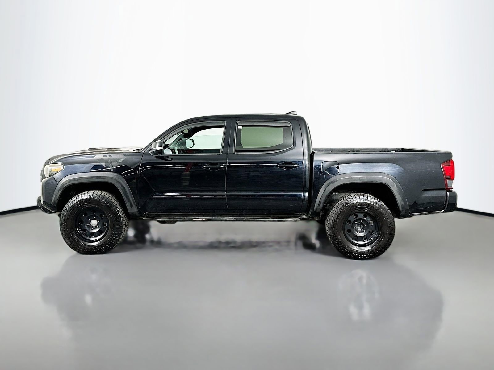 Used 2018 Toyota Tacoma TRD Sport AWD/4WD image 4