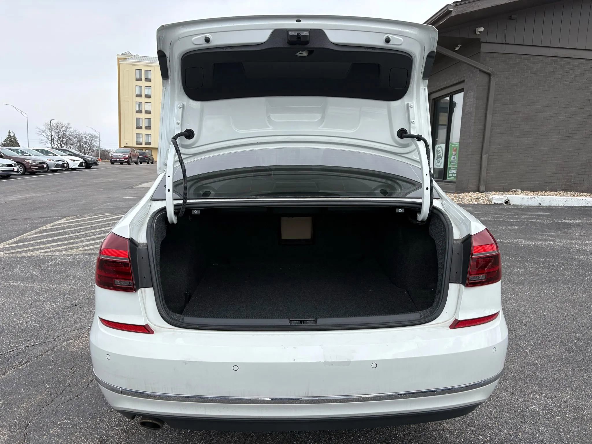 Used 2017 Volkswagen Passat 1.8T SEL Premium image 10