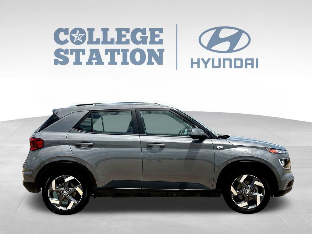 Used 2022 Hyundai Venue SEL FWD image 11