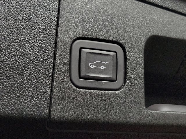 Used 2024 Cadillac XT4 Luxury w/ Cold Weather Package FWD image 7