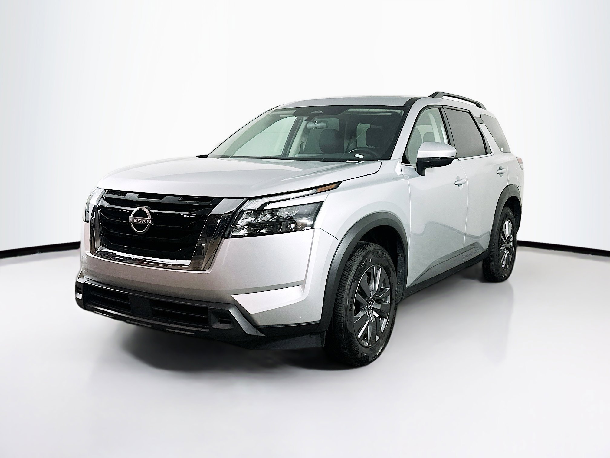 Used 2025 Nissan Pathfinder SV image 3