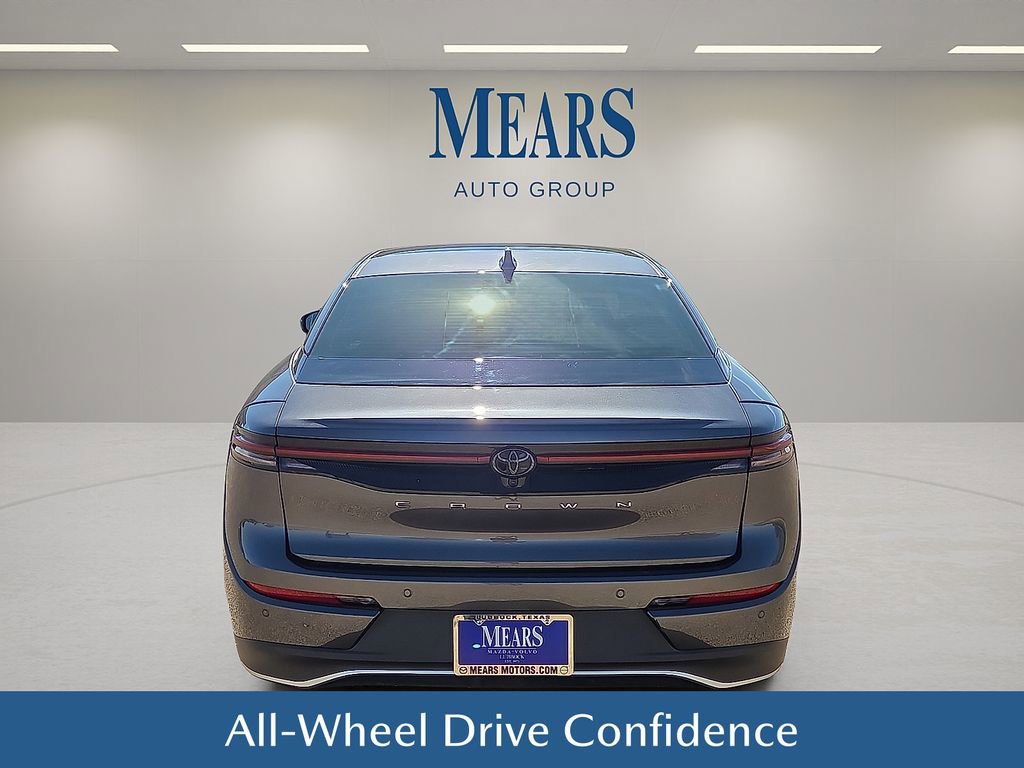 Used 2023 Toyota Crown Limited image 5