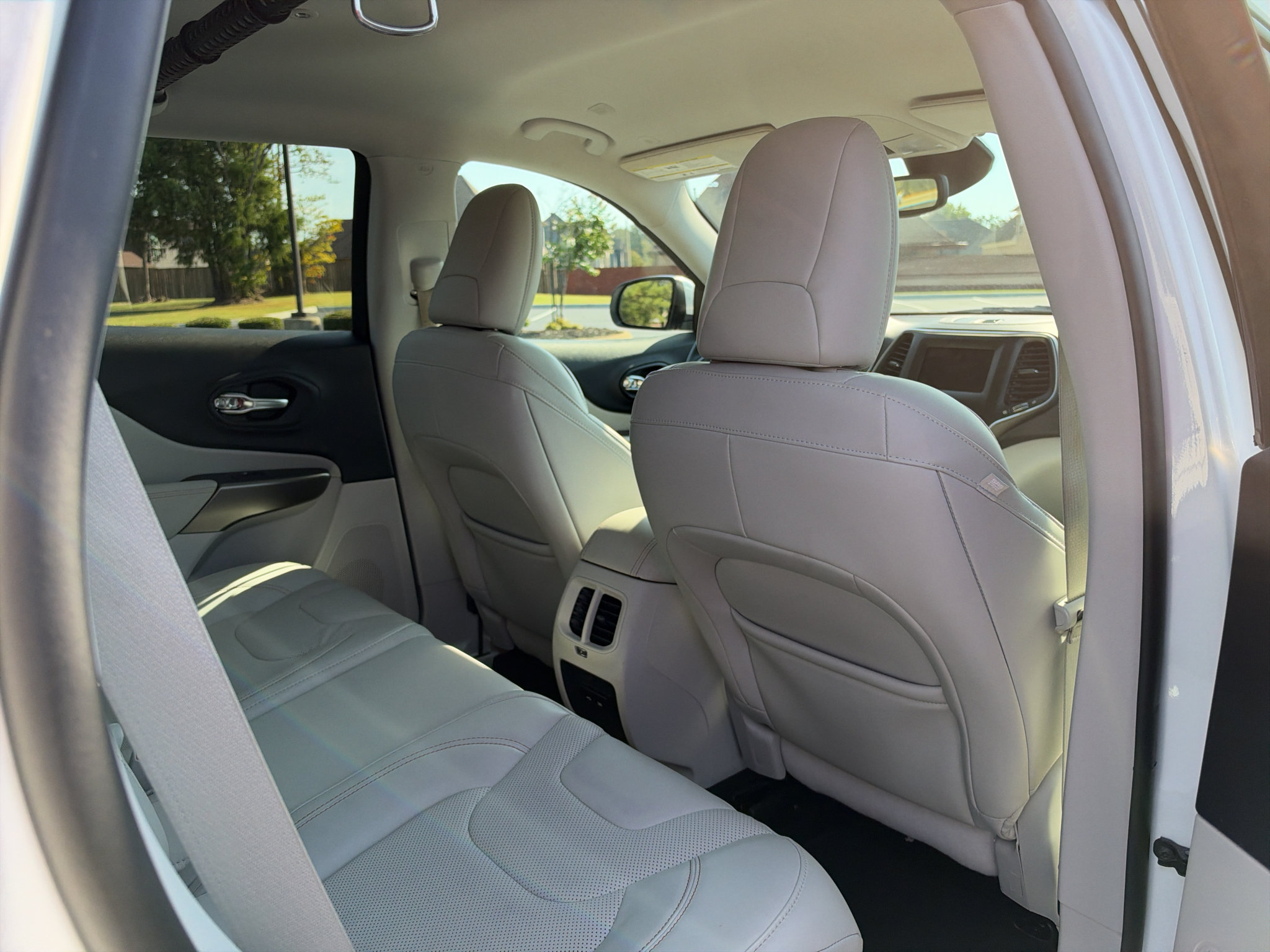 Used 2020 Jeep Cherokee Latitude Lux w/ Quick Order Package 2YH Lux FWD image 17