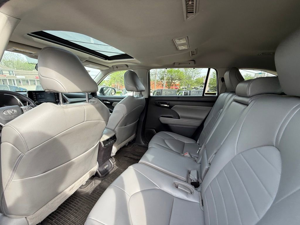 Used 2022 Toyota Highlander XLE AWD/4WD image 24