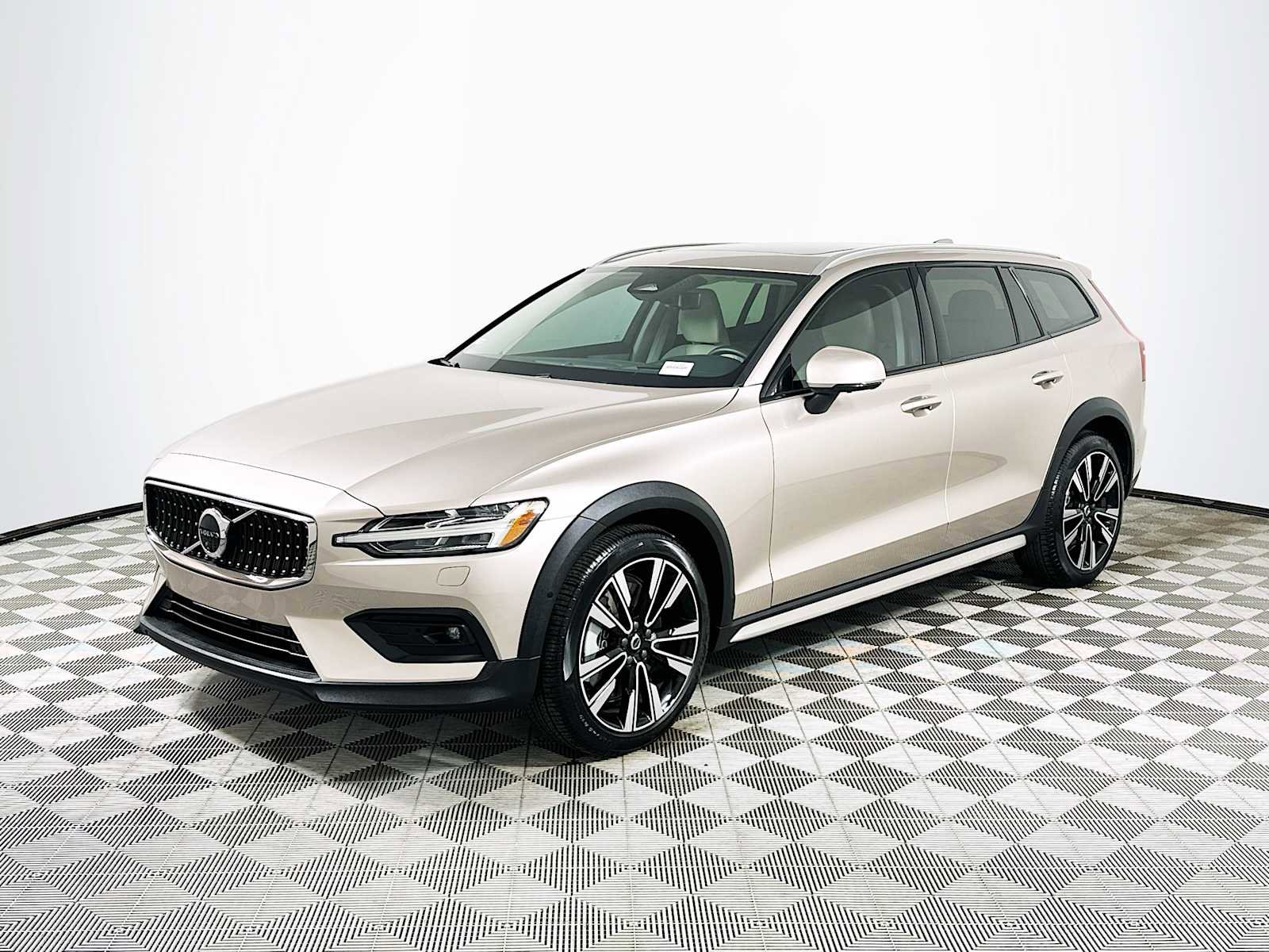 Used 2025 Volvo V60 B5 Cross Country Ultra w/ Protection Package Premier image 3