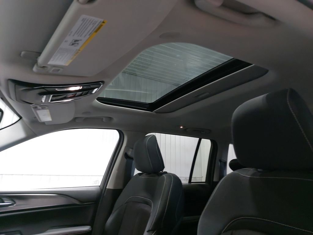 Used 2023 Jeep Grand Cherokee Laredo image 28