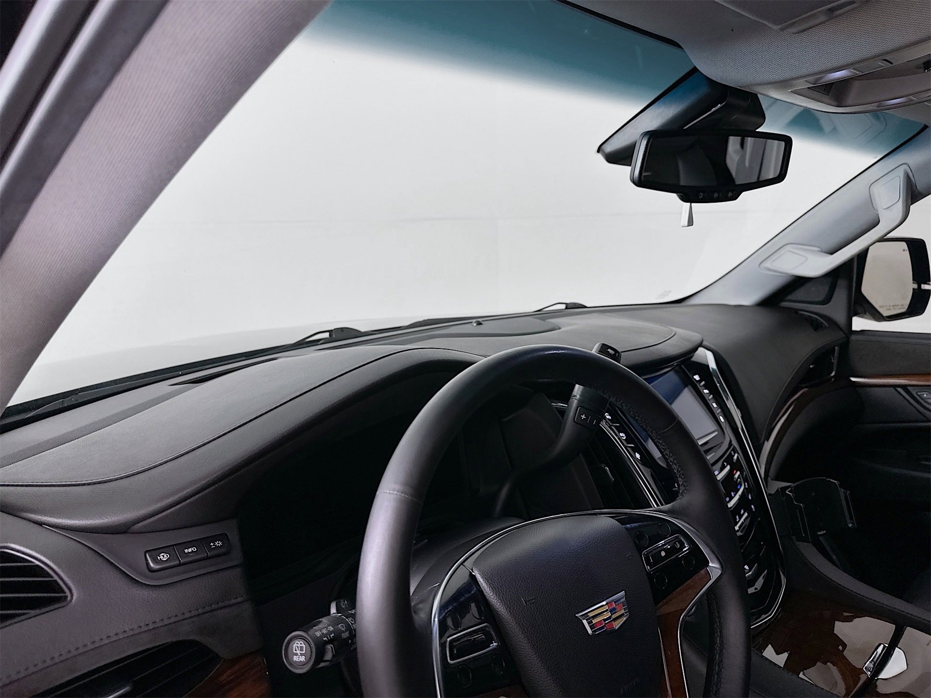 Used 2015 Cadillac Escalade Luxury image 10