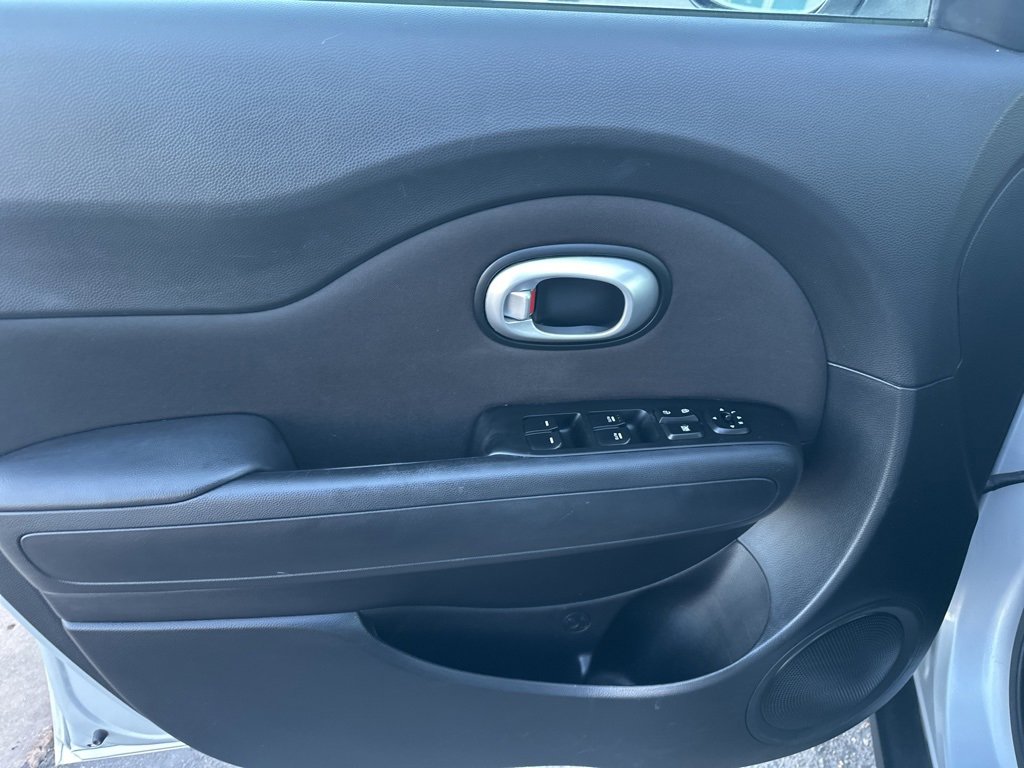 Used 2016 Kia Soul + image 17