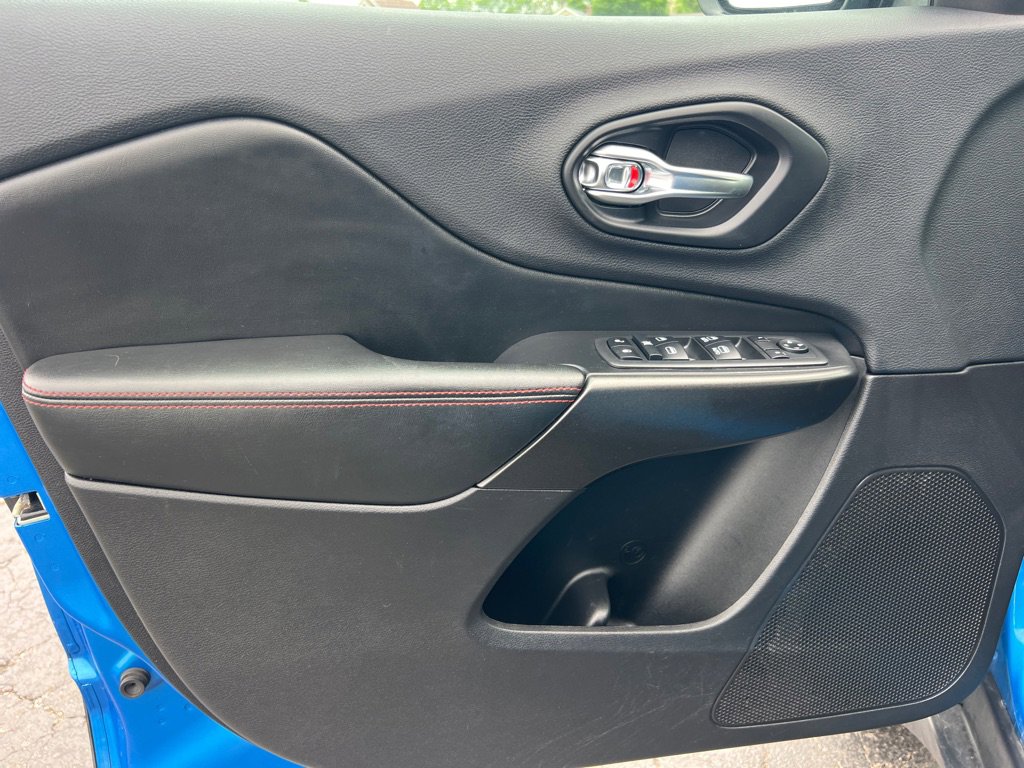 Used 2019 Jeep Cherokee Trailhawk w/ Cold Weather Group AWD/4WD image 11