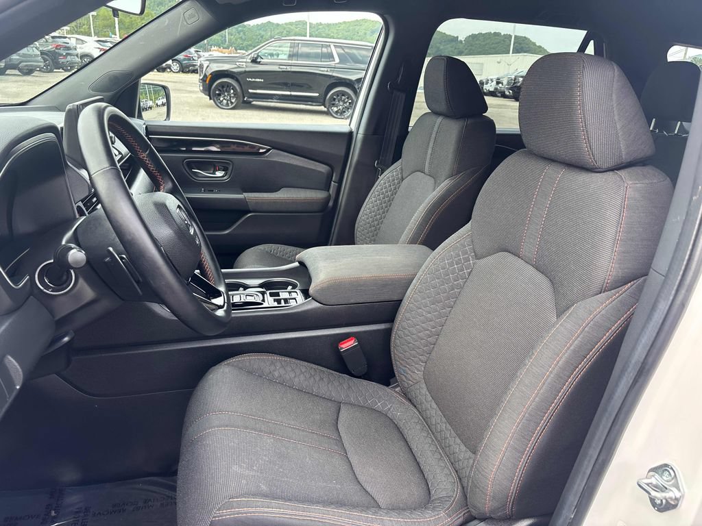 Used 2025 Honda Pilot Sport image 10