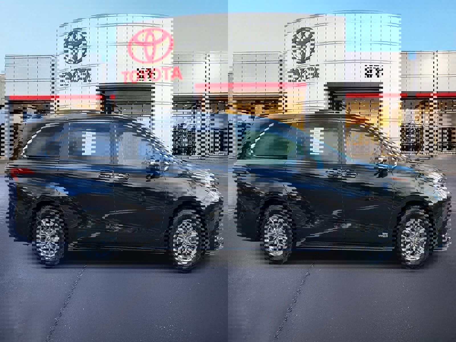 Used 2021 Toyota Sienna XLE w/ XLE Plus Package image 4