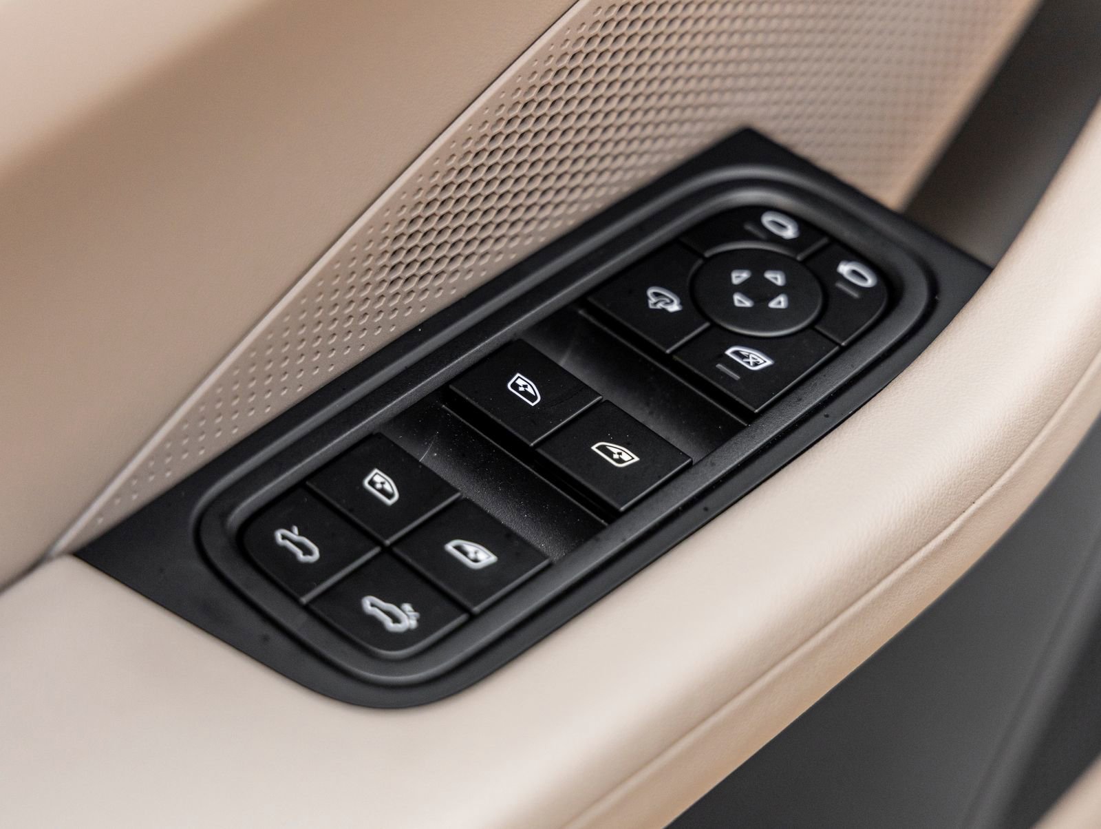 Certified 2025 Porsche Macan 4 Electric image 21