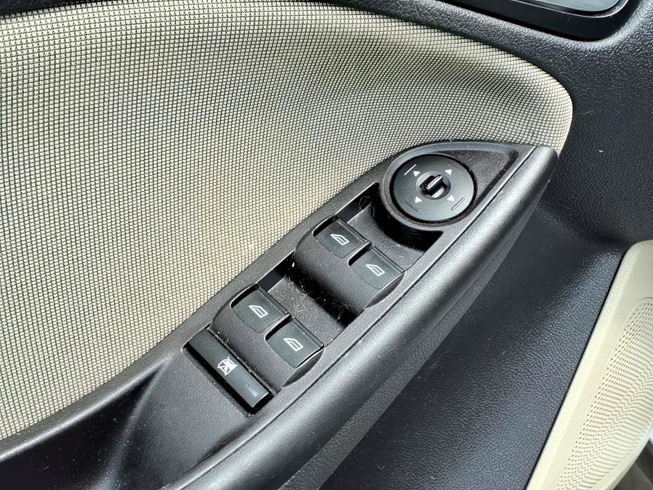 Used 2014 Ford Focus SE FWD image 19