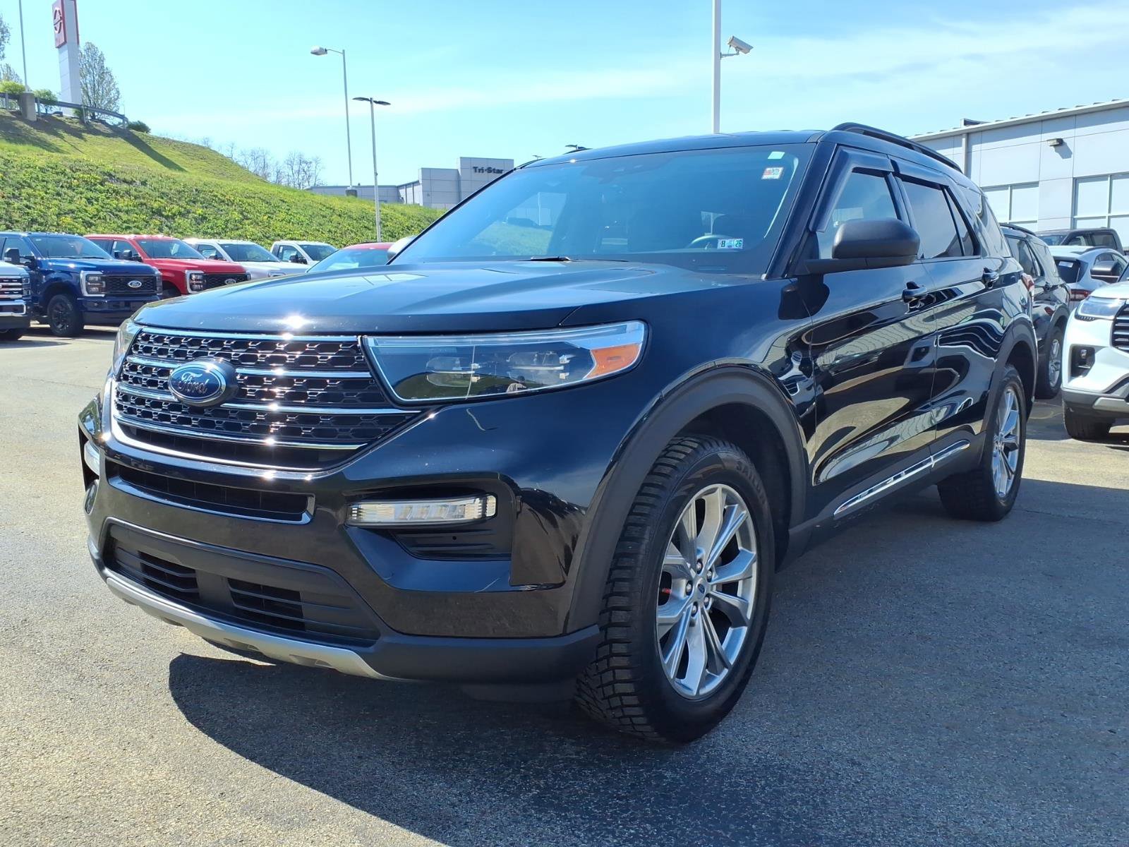 Used 2023 Ford Explorer XLT w/ Equipment Group 202A image 3