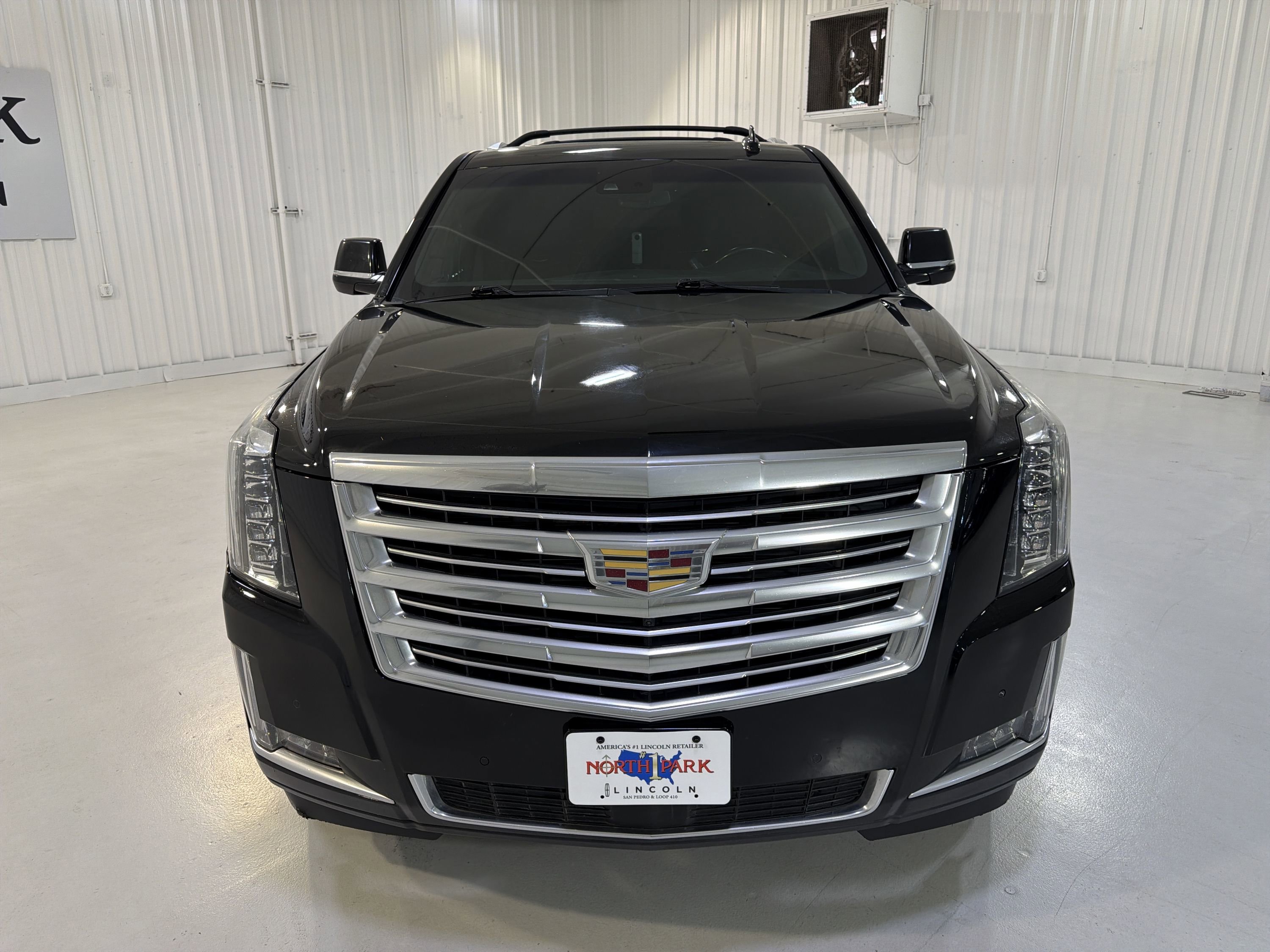 Used 2017 Cadillac Escalade ESV Platinum RWD image 32