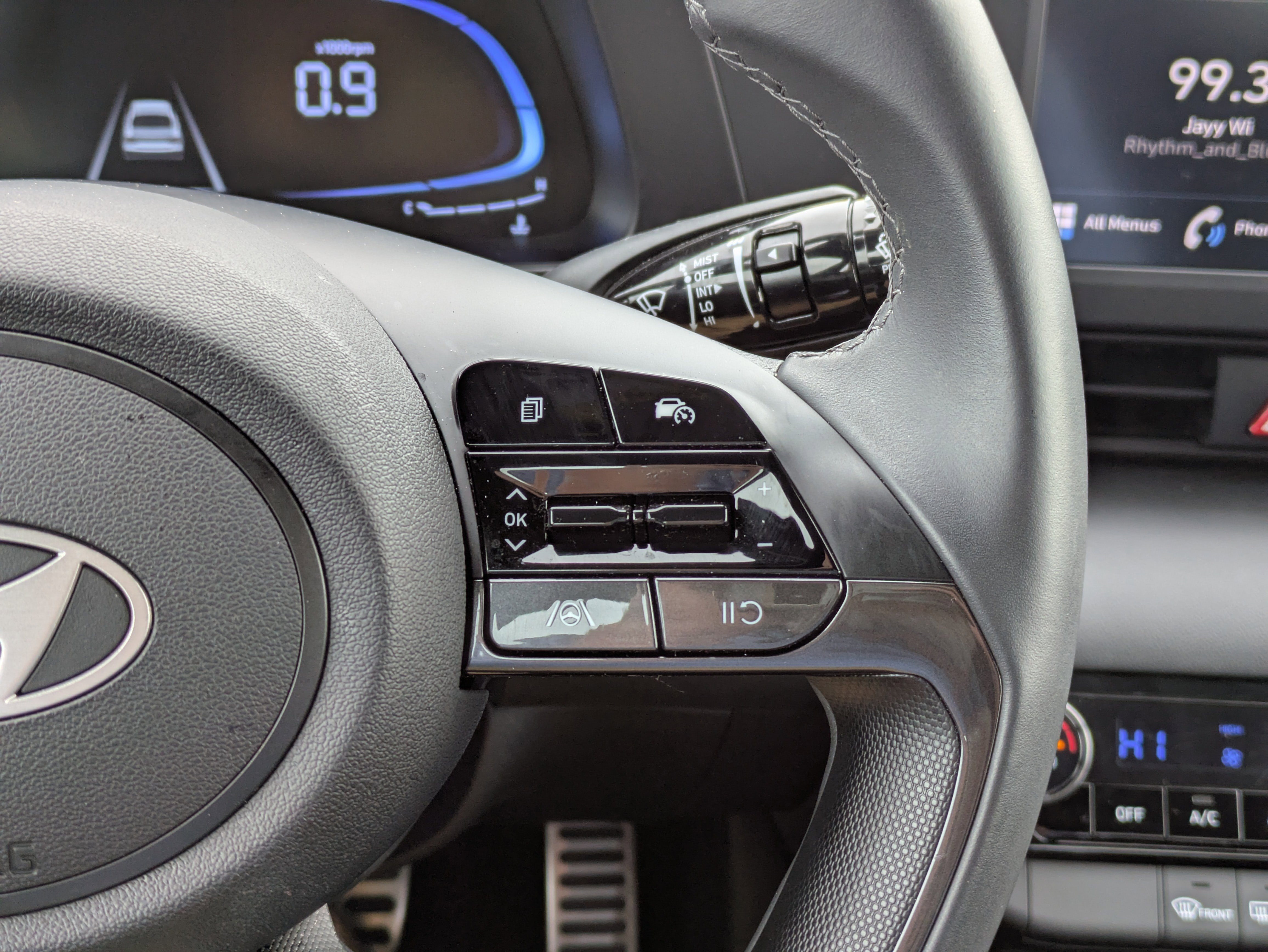 Certified 2025 Hyundai Elantra Sport image 23