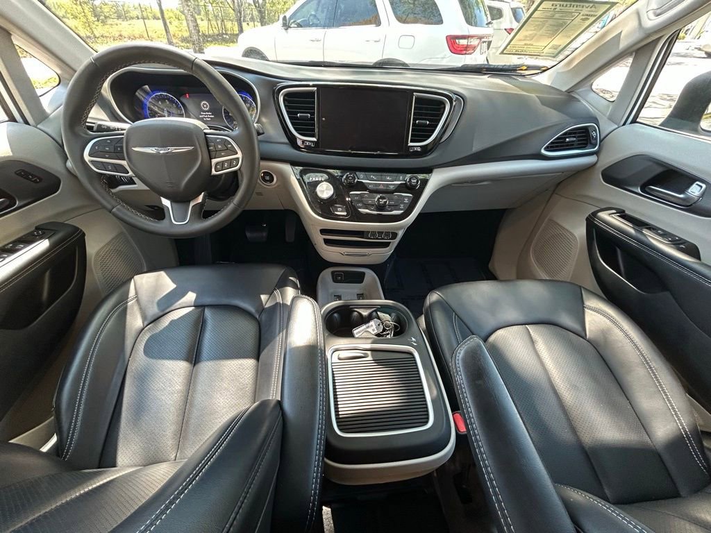 Used 2023 Chrysler Pacifica Touring-L image 10