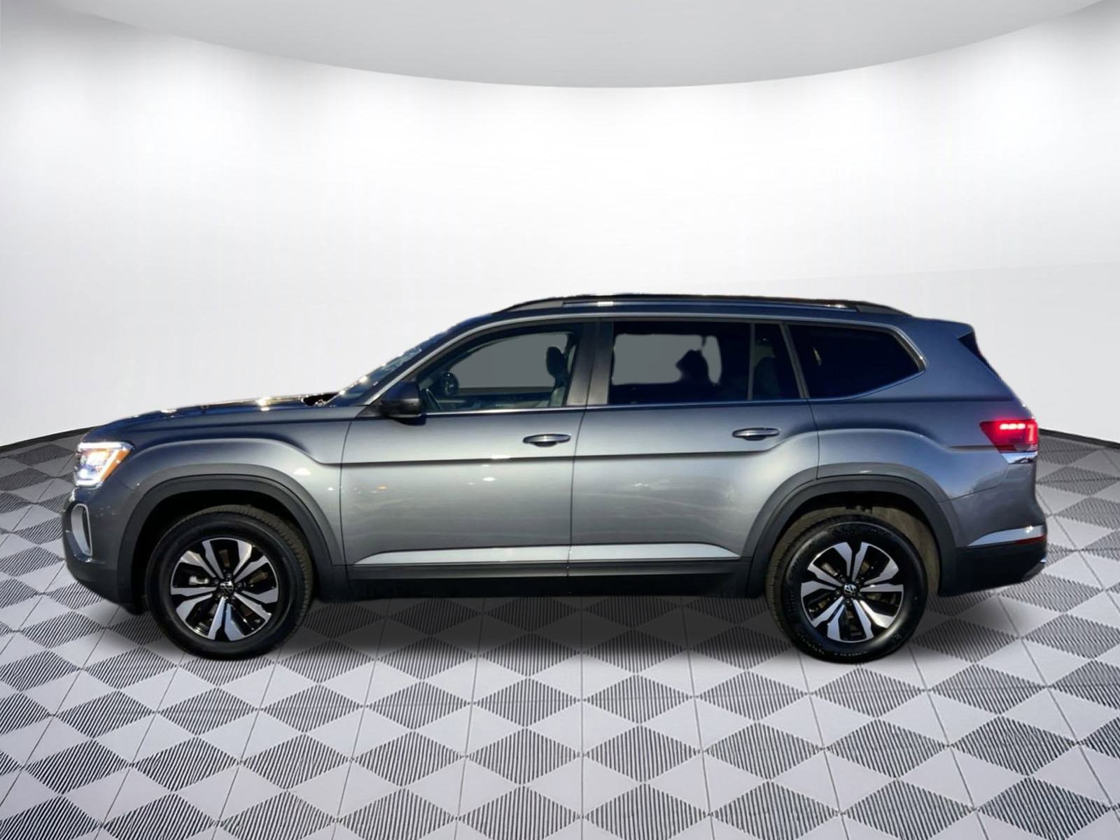 Certified 2025 Volkswagen Atlas SE image 2