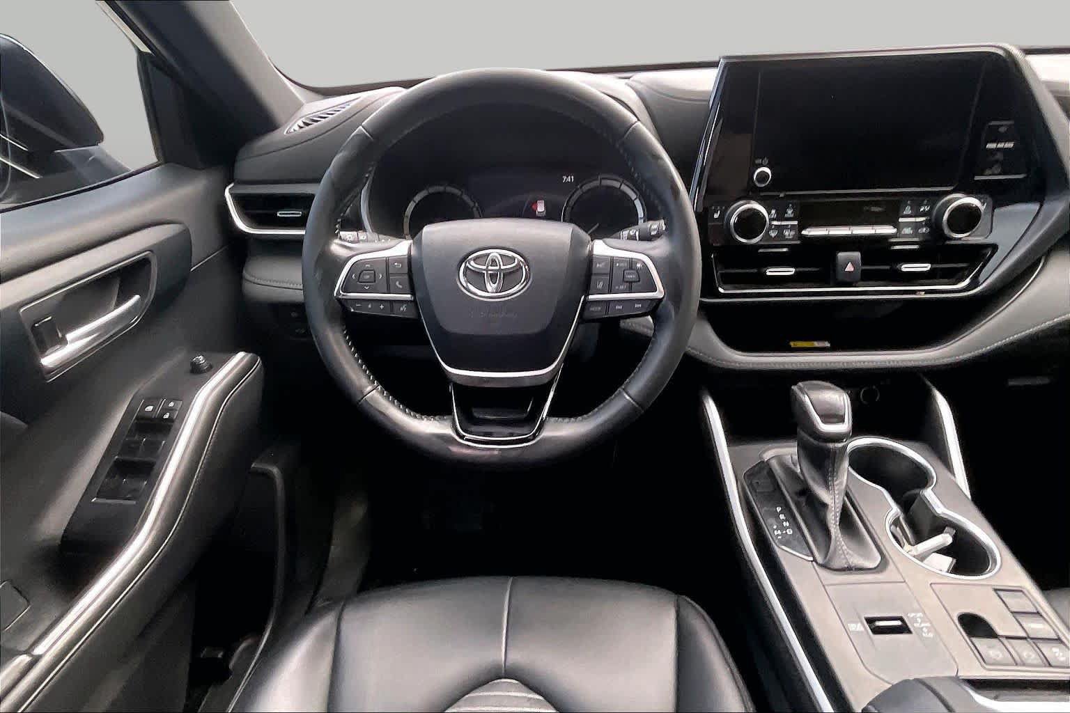 Used 2023 Toyota Highlander XSE FWD image 6