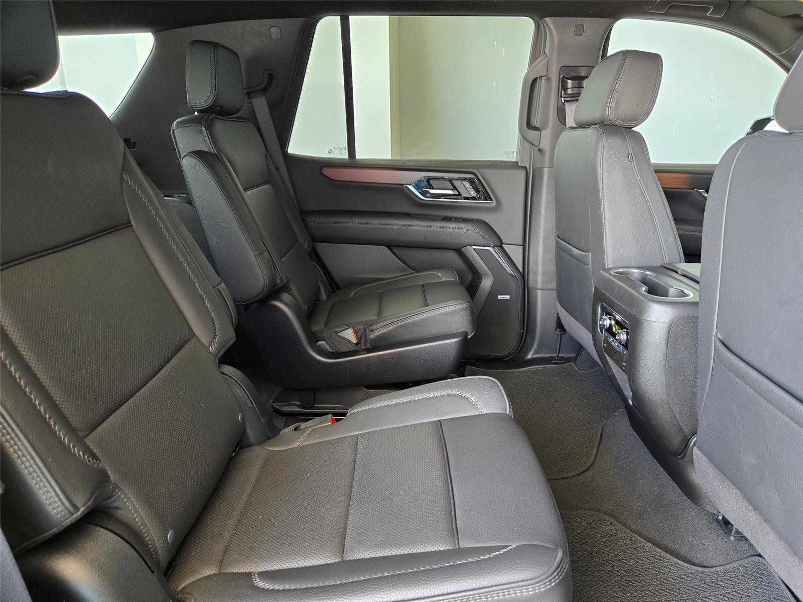 Used 2025 GMC Yukon Denali RWD image 31