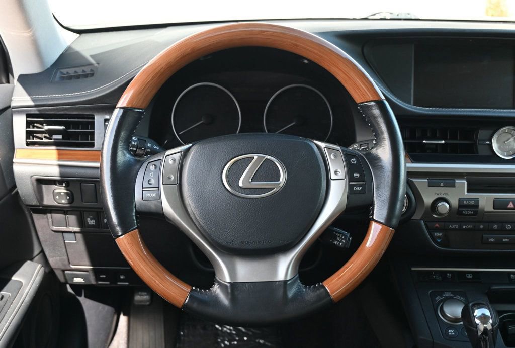 Used 2015 Lexus ES 300h 4dr Sedan Hybrid w/ Navigation System Package image 10