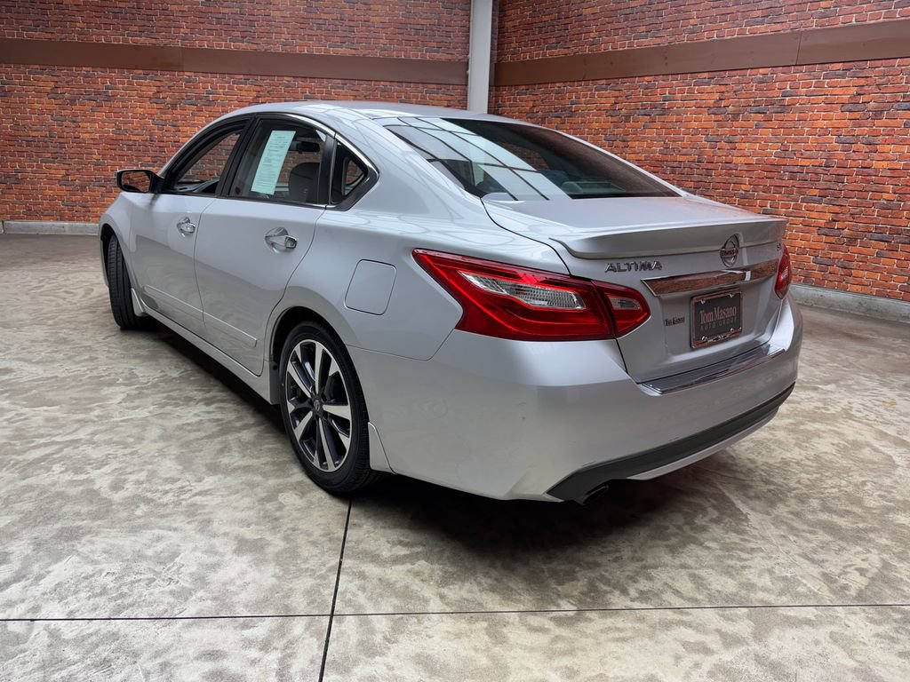 Used 2016 Nissan Altima 2.5 SR FWD image 2