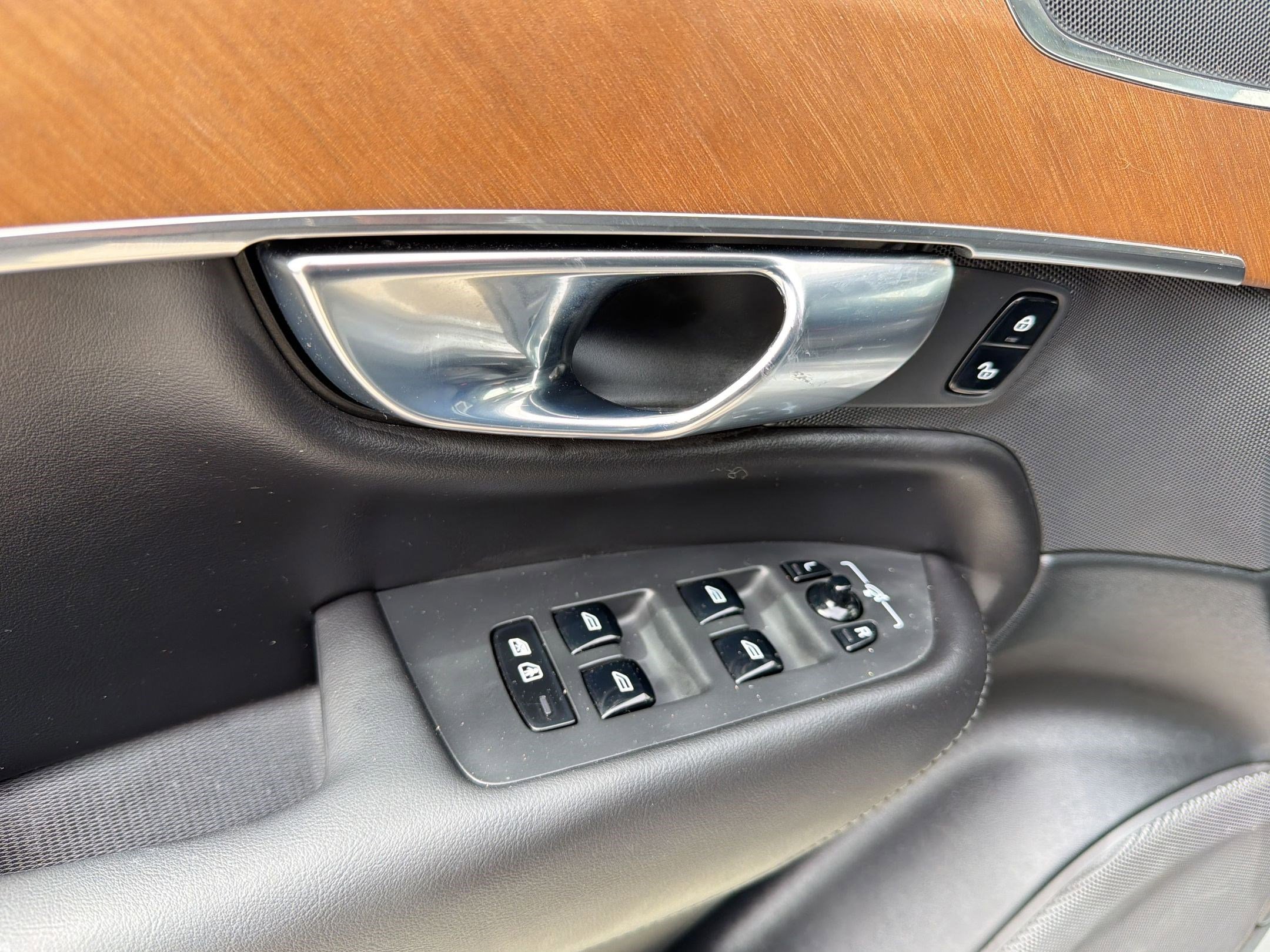 Used 2024 Volvo XC90 T8 Plus w/ Protection Package Premier image 12