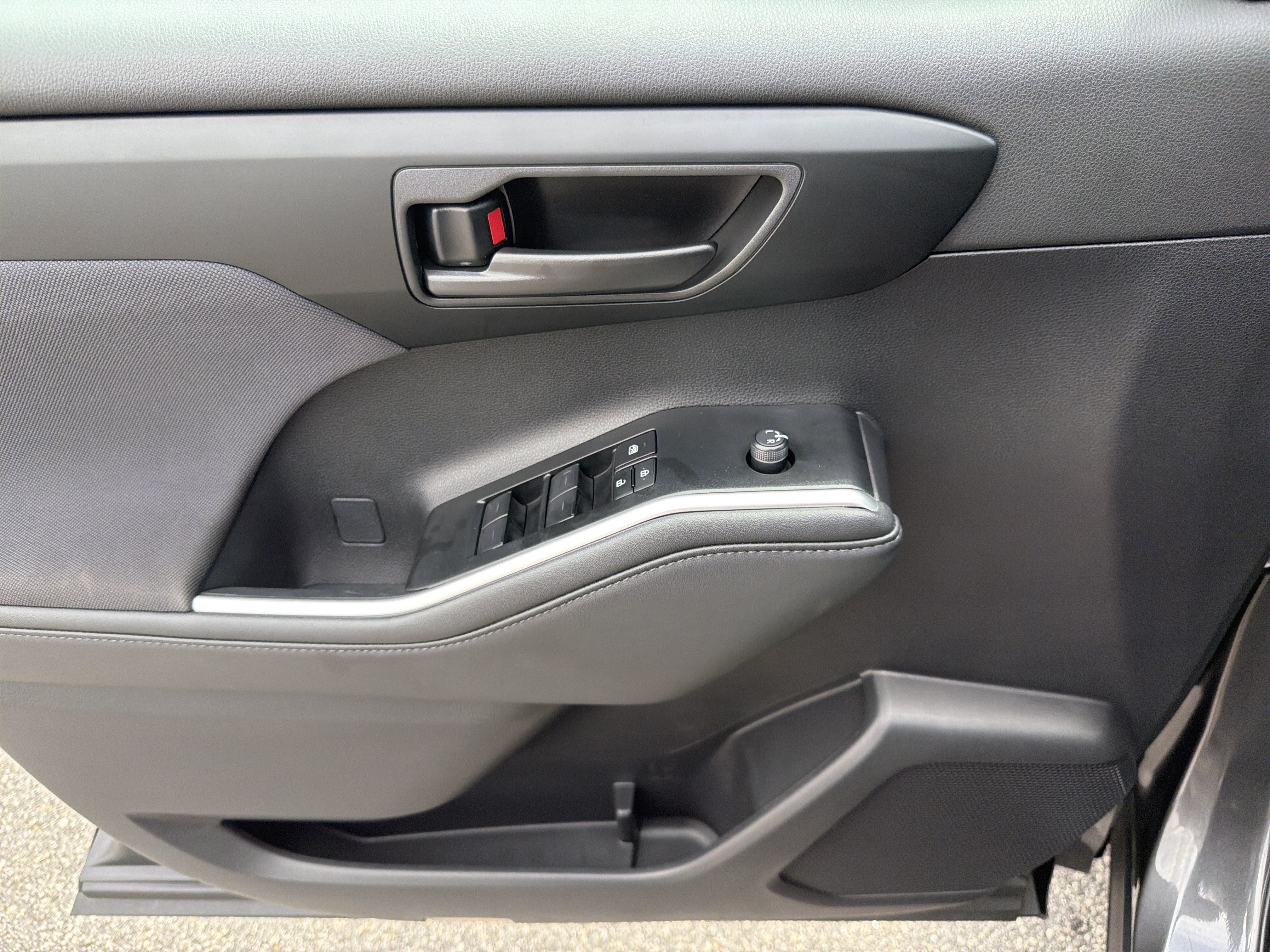 Certified 2025 Toyota Highlander LE FWD image 19