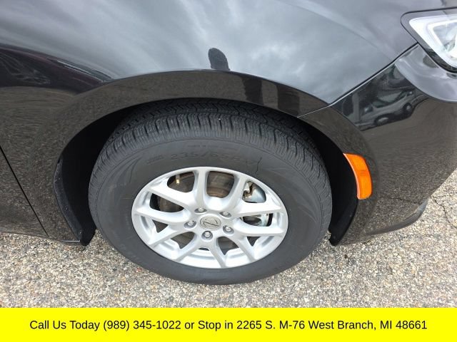Used 2023 Chrysler Pacifica Touring-L FWD image 8