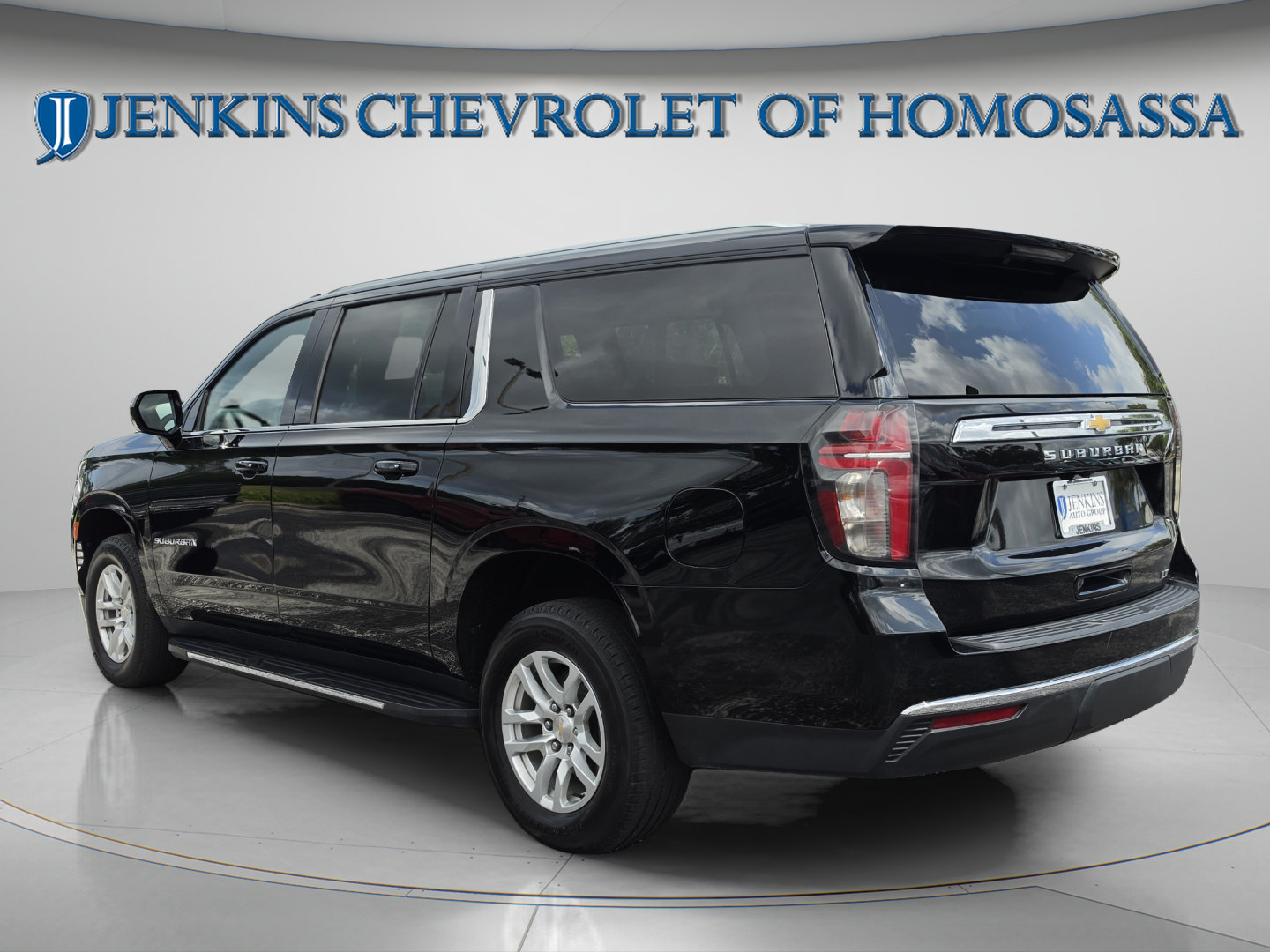 Used 2024 Chevrolet Suburban LT RWD image 8