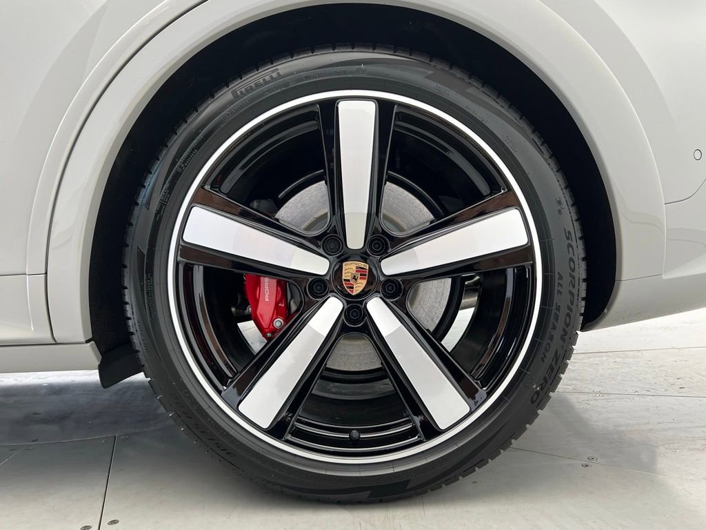 New 2025 Porsche Cayenne GTS image 27