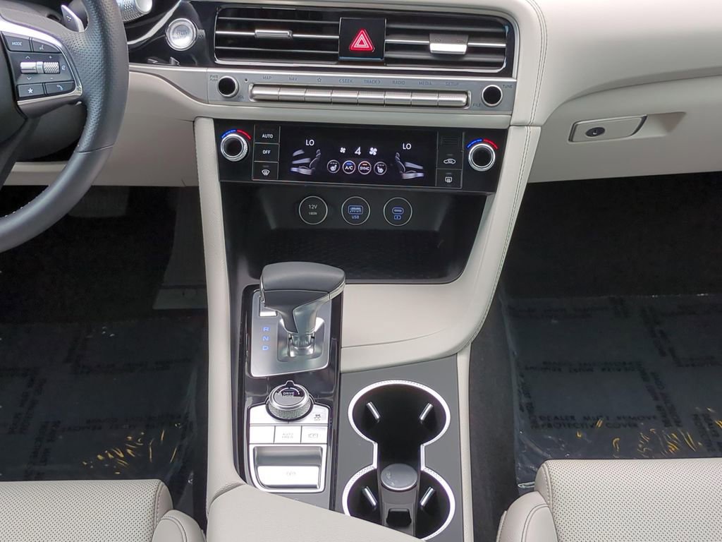 Used 2025 Genesis G70 2.5T image 17