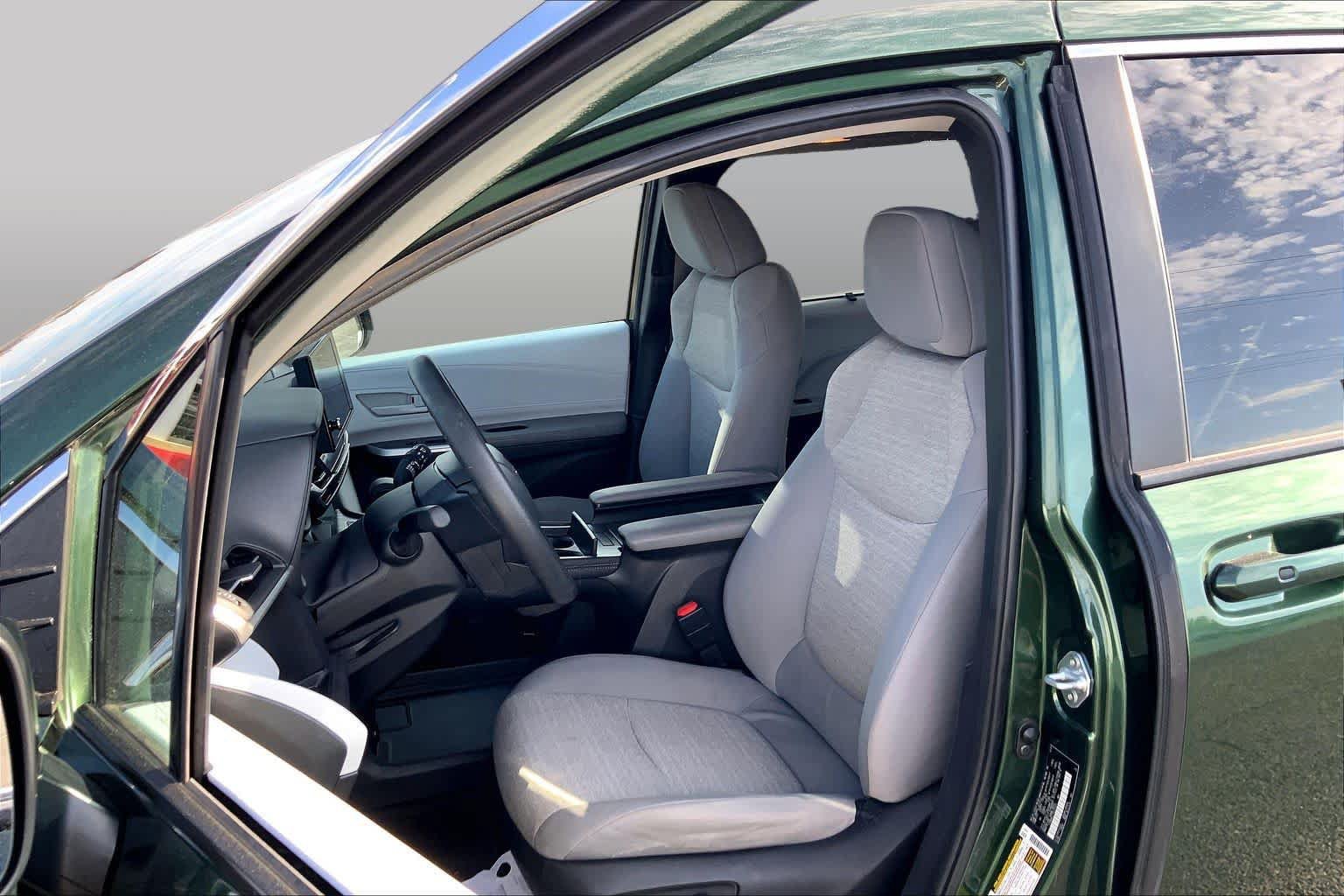 Used 2025 Toyota Sienna LE w/ LE Plus Package FWD image 8