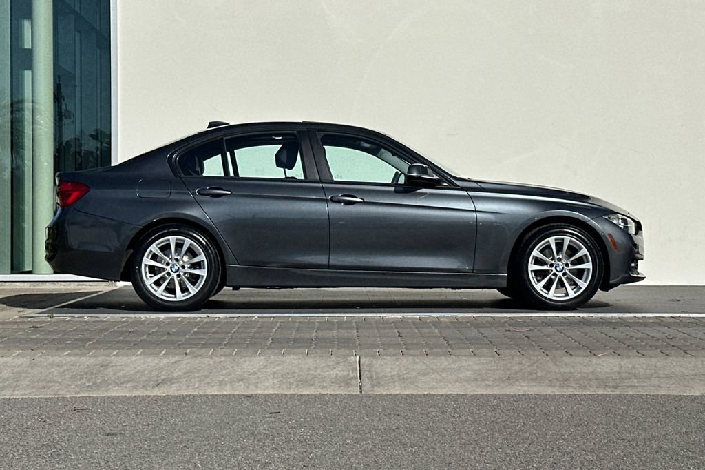 Used 2017 BMW 320i Sedan RWD image 2