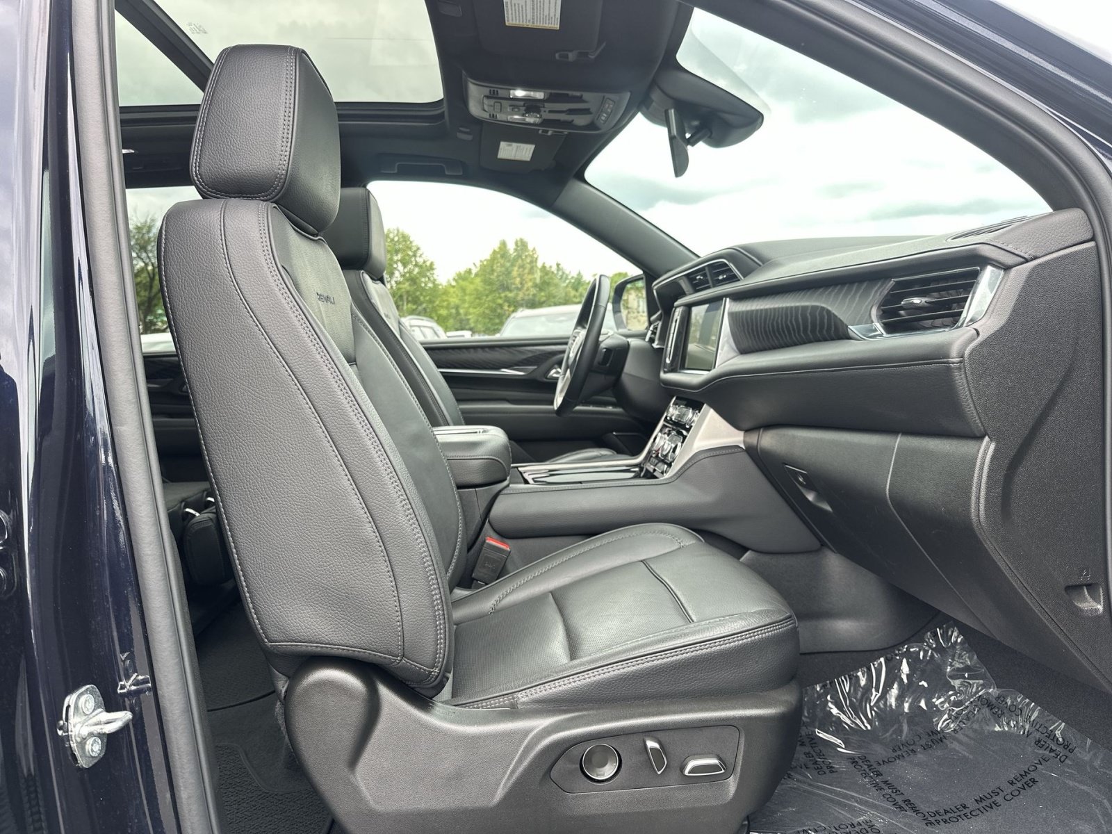 Used 2024 GMC Yukon XL Denali AWD/4WD image 29