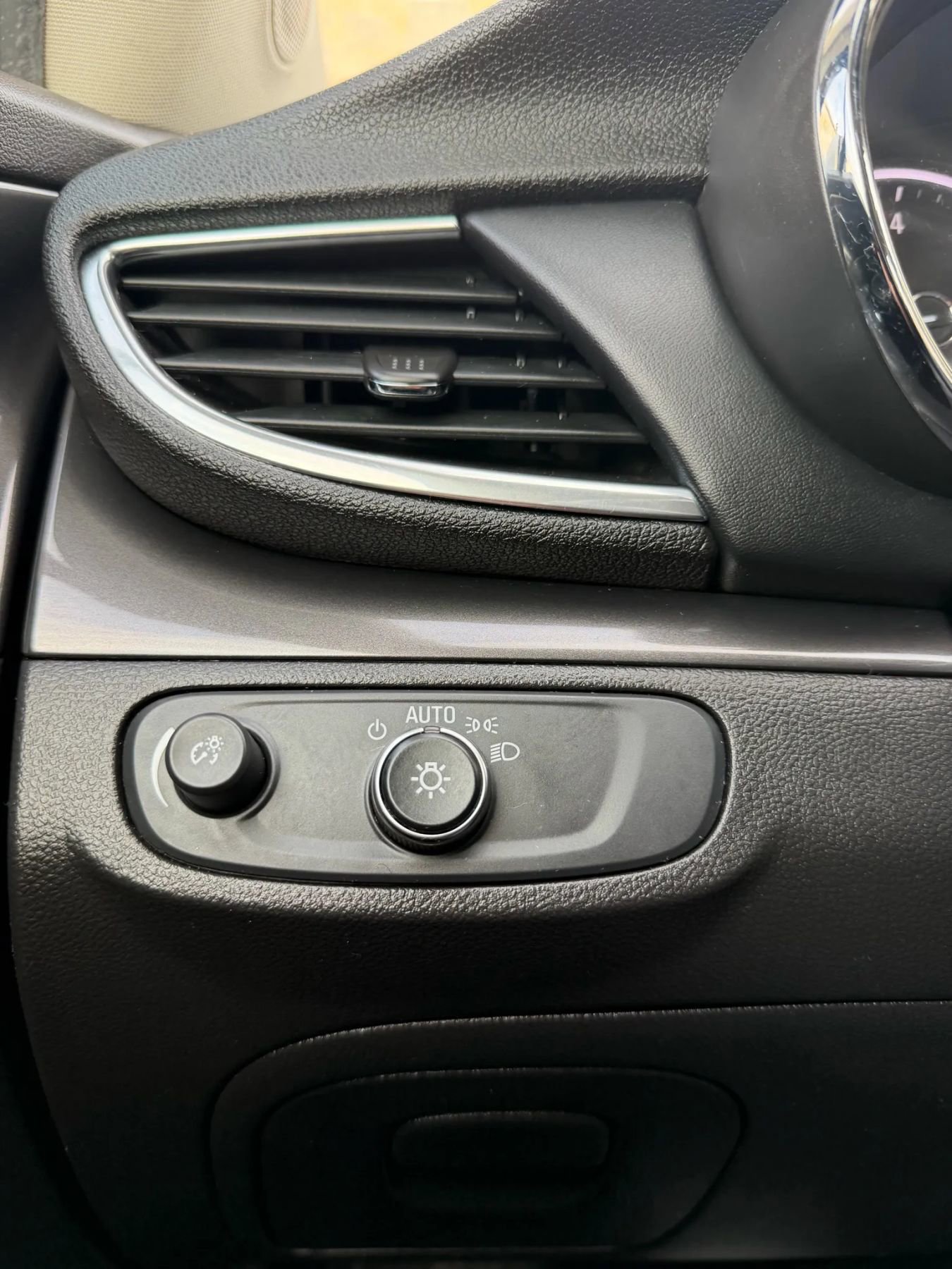 Used 2018 Buick Encore Preferred image 21