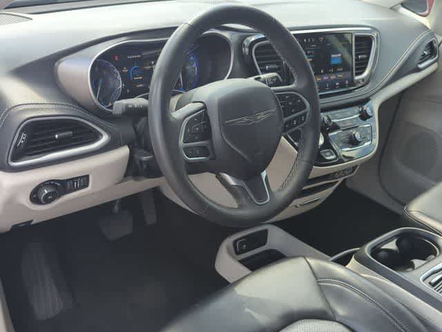 Used 2023 Chrysler Pacifica Touring-L FWD image 10