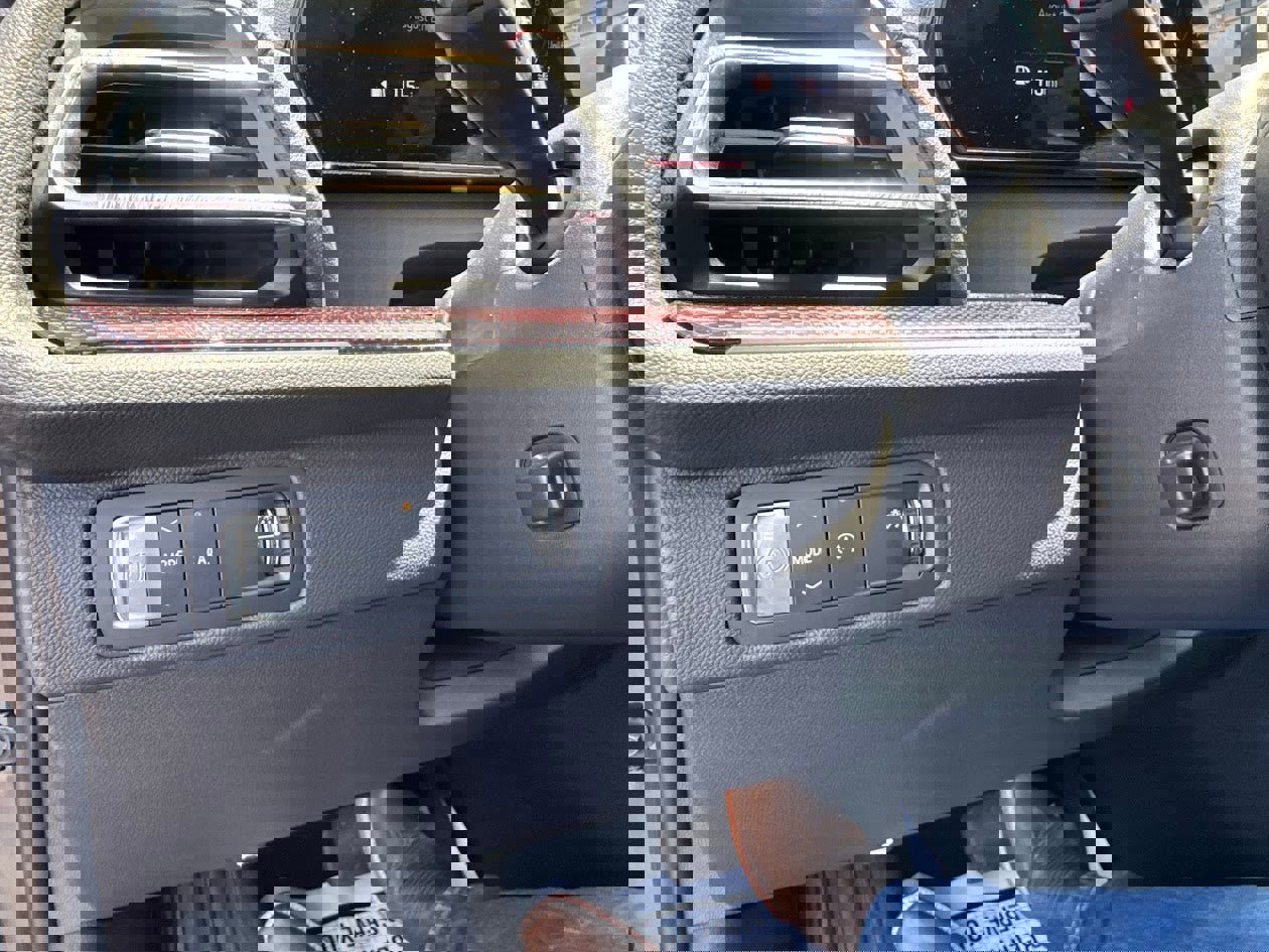 Used 2024 Chevrolet Traverse RS image 21