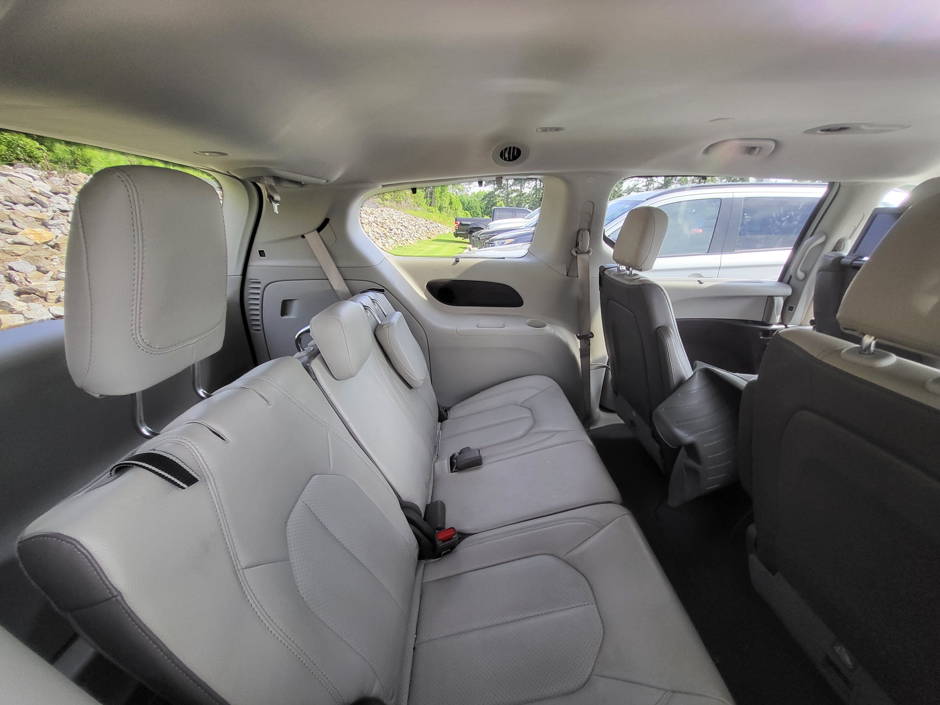 Used 2018 Chrysler Pacifica Touring-L Plus FWD image 9