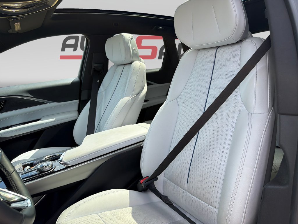 Used 2025 Cadillac Lyriq Luxury w/ LPO, Floor Liner Package AWD/4WD image 11