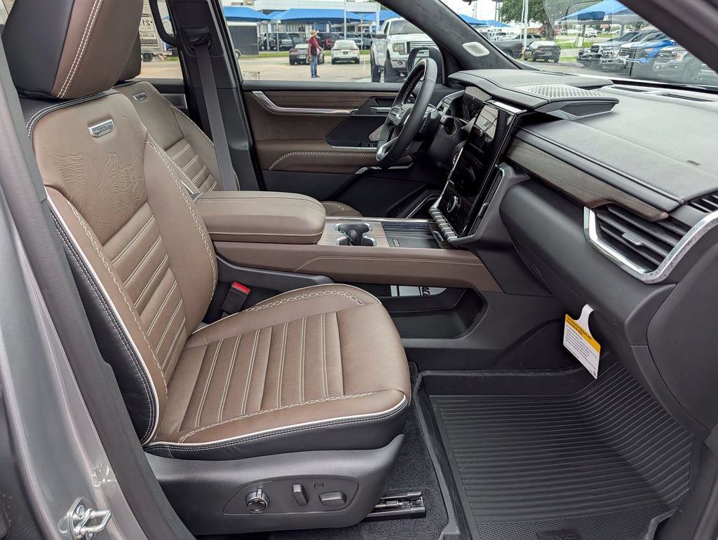 New 2026 GMC Acadia Denali Ultimate w/ LPO, Floor Liner Package AWD/4WD image 34