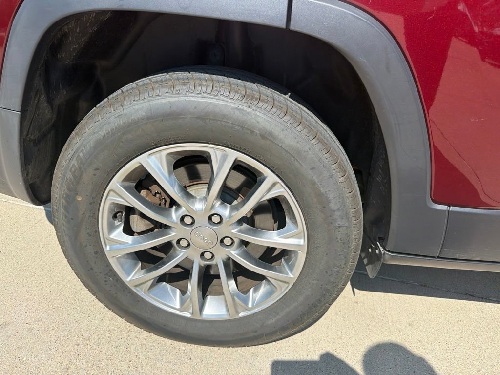 Used 2019 Jeep Cherokee Latitude Plus w/ Comfort/Convenience Group AWD/4WD image 17