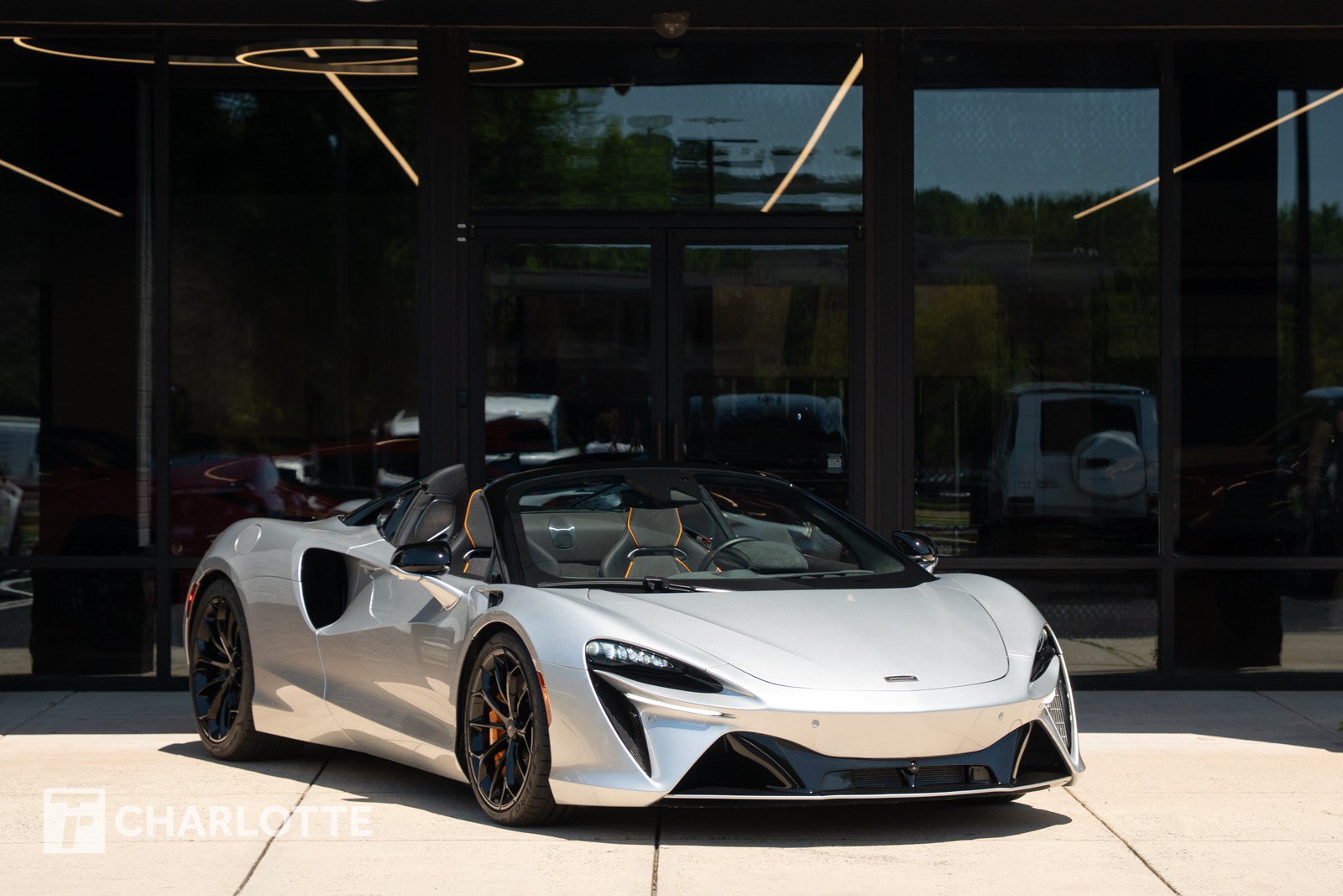 Used 2025 McLaren Artura Spider RWD image 1
