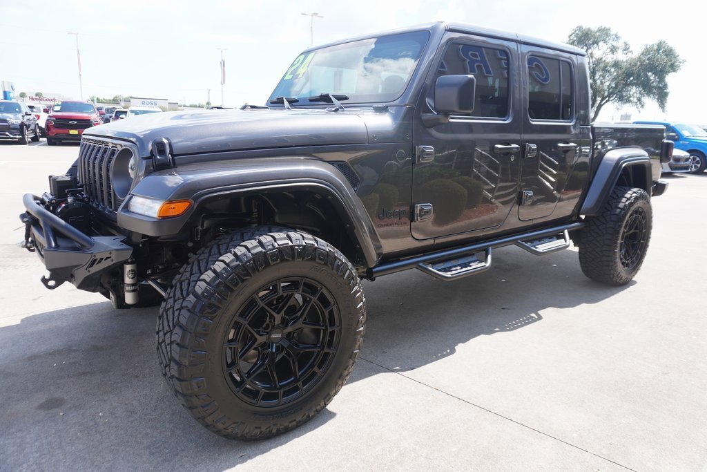 Used 2024 Jeep Gladiator Sport image 3