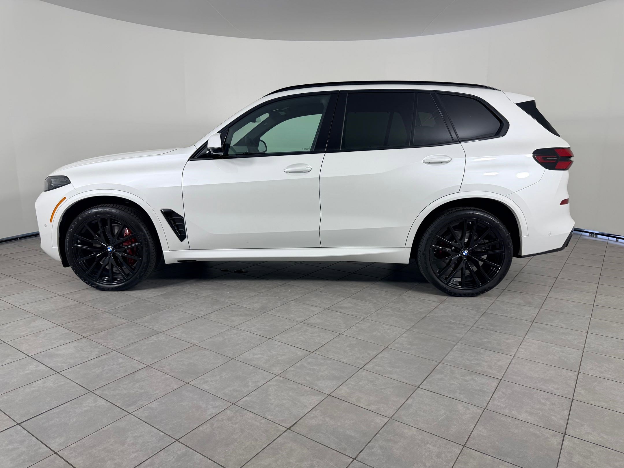 Used 2026 BMW X5 xDrive40i w/ M Sport Package AWD/4WD image 2