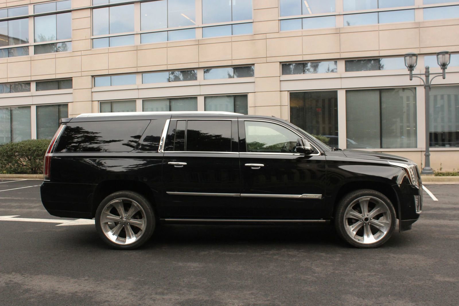 Used 2017 Cadillac Escalade ESV Platinum AWD/4WD image 4