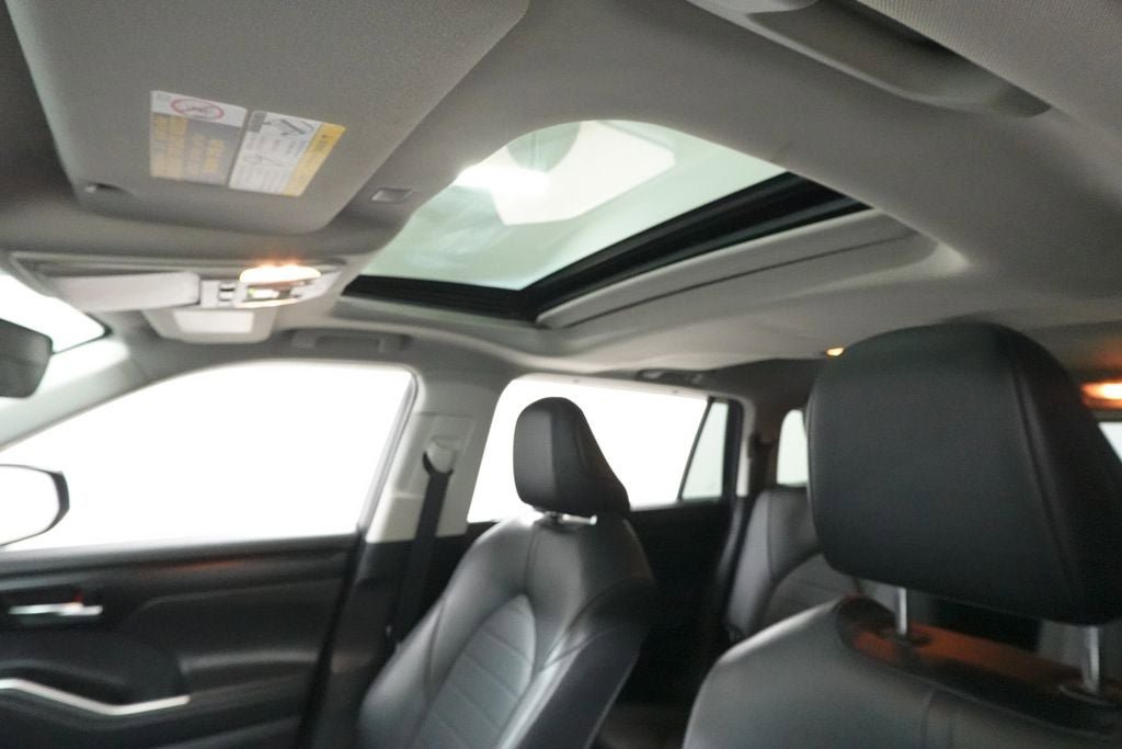 Used 2020 Toyota Highlander XLE AWD/4WD image 23