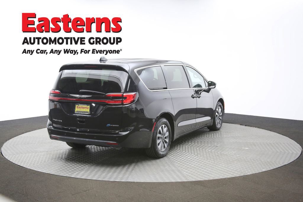 Used 2023 Chrysler Pacifica Touring-L image 37