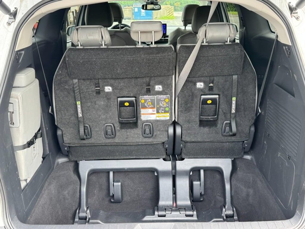 Used 2025 Toyota Sienna XLE FWD image 9